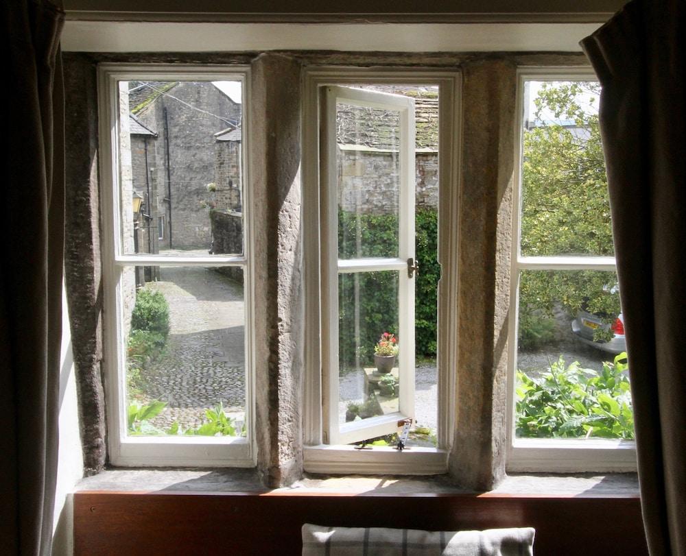 Hotel Ashfield House Grassington Zewnętrze zdjęcie A window with a mullion frame