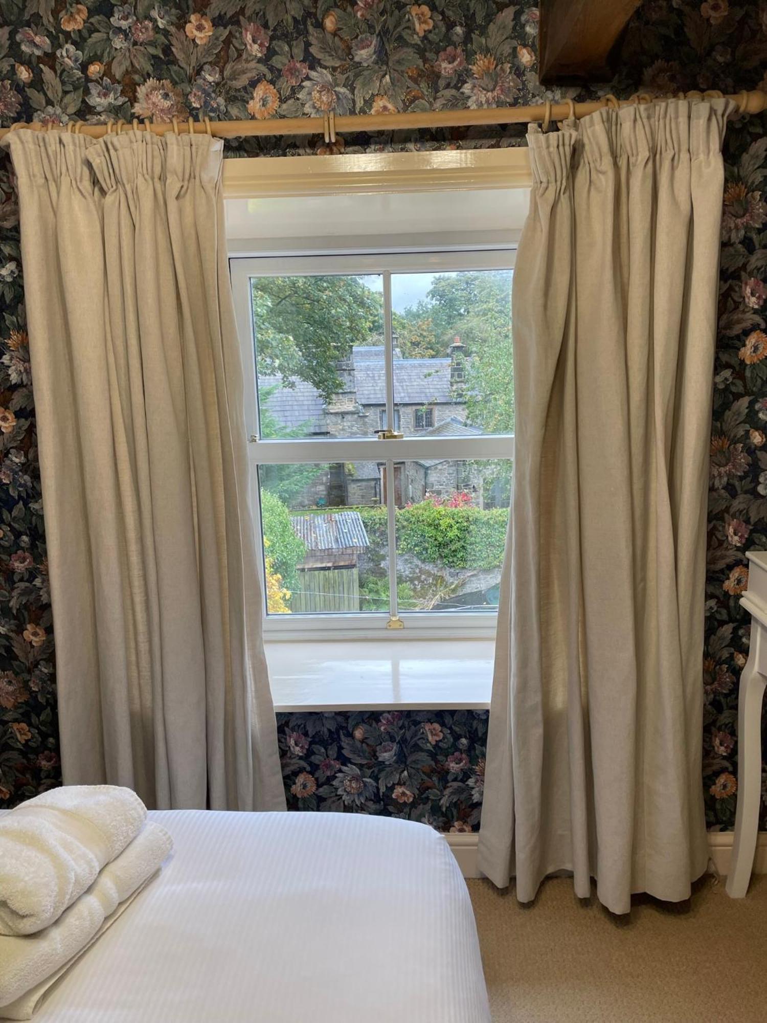 Hotel Ashfield House Grassington Pokój zdjęcie Curtains in a window